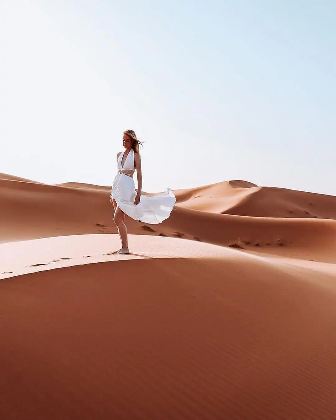 Solo woman traveler in the Sahara on a 3-day Marrakech to Merzouga tour